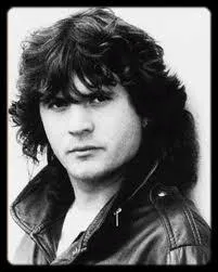 Complétez ces paroles de Daniel Balavoine : ''Étendu / Noyé de poussière / Un enfant fixe le néant / Le front humide entouré d'un turban / Qui dit... ''