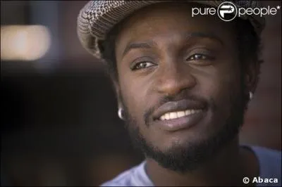 Corneille chante ''Des pères, des hommes et des frères'' . Qui a-t-il invité à l'interpréter avec lui ?