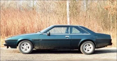 Magnifique grand coup 2+2, finition cuir et bois, pourrez-vous l'identifier ?