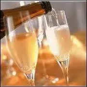 Boisson pétillante alcoolisée festive qui se sert aussi bien à l'apéritif qu'au dessert ...