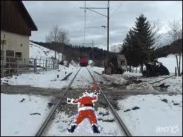 Un accident est si vite arriv ... Si le pre Nol portait un gilet jaune fluo, il risquerait moins de se faire renverser par un train :