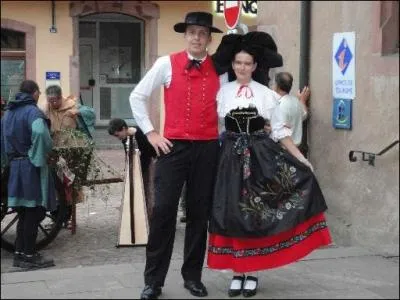 L'habitant de la ville est un...