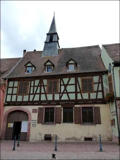 Cette btisse, qui abrite un muse, est la maison natale d'une personnalit qui y a vu le jour en 1875 et qui obtint le prix Nobel de la paix en 1952. Qui est cette personne ?