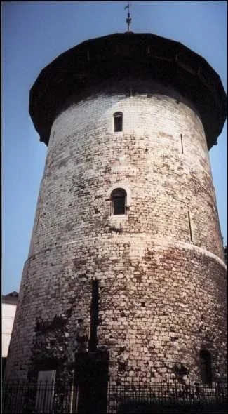 Quel nom, cette tour porte-t-elle ?