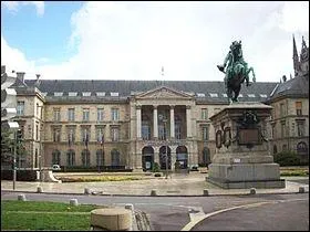 Saurez-vous reconnatre le btiment en arrire-plan de cette statue ?