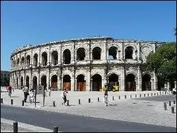 Je vous emmne  la dcouverte de Nmes, ville Gardoise connue surtout pour ses arnes ( les Arnes de Nmes ). Ses habitants sont les ...