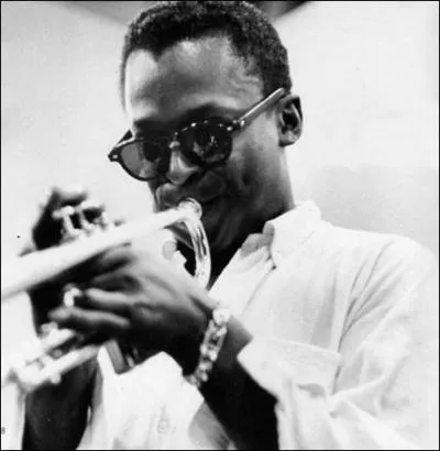 Qui est-il, on lui doit notamment 'Bitches Brew' et 'John McLaughlin' ?