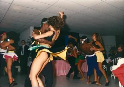 Danse latine mlangeant carimbo, reggae, salsa et merengue elle est trs en vogue dans les annes 90. Lors de cette danse, un couple, corps contre corps, ondule des hanches et des paules.