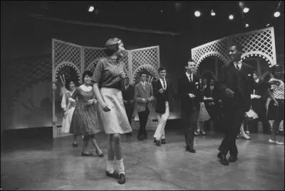 Danse sans contact qui se pratique en ligne, seul ou en couple, et qui a dmarr  Philadelphie en 1960.