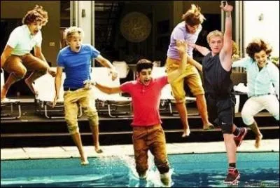 Qui suis-je ? Je porte des pantalons rouges, j'ai une collection de Toms, j'adore magasiner et j'aime les rayures.