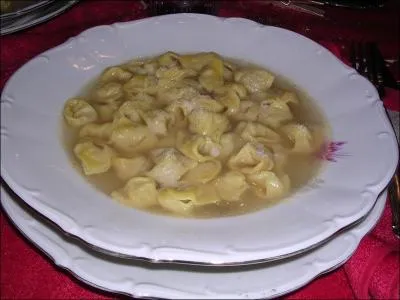 Ce sont des ptes annulaires proches des raviolis, originaires de Bologne. Farcissez-les avec un mlange de jambon, de mortadelle et parmesan.