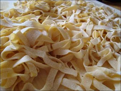 Une petite sauce bolognaise pour accommoder, al  rag , ces rubans similaires aux tagliatelles .