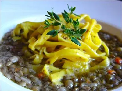 La forme est trs semblable  celle des lacets. Elles sont traditionnellement servies avec des truffes noires.