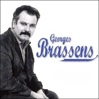 Sur quelle partie du corps se tapent fort,   Les copains d'abord   de Georges Brassens ?