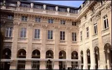 La tradition italienne et la  Commedia dell'arte  influencrent l'oeuvre de Molire. En 1660, Louis XIV installe Molire et sa troupe au thtre du Palais-Royal qu'il partagera avec la troupe d'Arlequin.