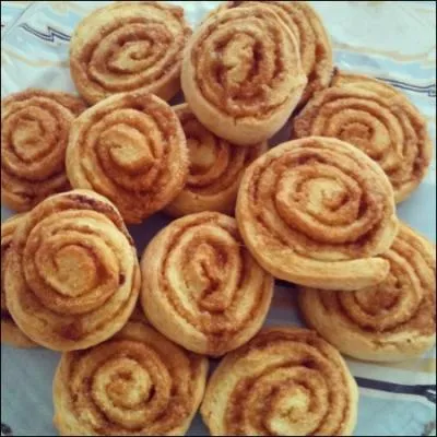 Comment s'appelle ce dessert en forme de brioche, constitu d'une pte recouverte de cassonade et cuite au four ?