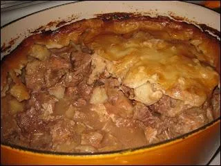 Quel est ce plat du Bas-Saint-Laurent et de la Gaspsie fait d'une couche de pte recouvert d'une couche de viande et de patates puis de pte et de viandes, jusqu' six couches de pte ?