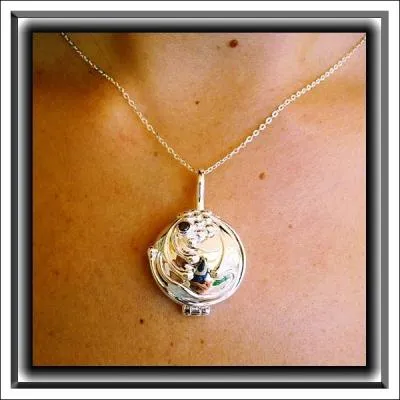  qui appartenait le pendentif que Stefan offre beaucoup plus tard  Elena ?