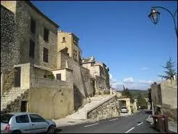 Je me rends dans la commune Gardoise de Castillon-du-Gard, o les habitants portent le nom de ...