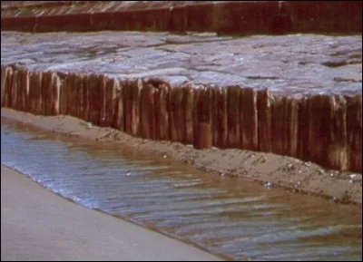 C'est l'action de faire une digue de planches.