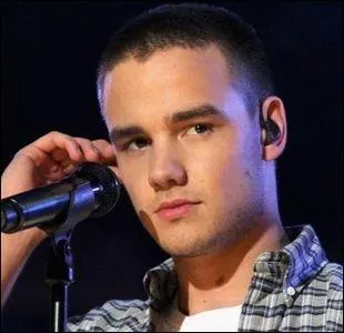 Qui a les cheveux rass ?