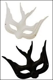 Ce soir, j'ai convi  ma table un artiste multi-cartes, qui s'est fait photographi avec... un petit ourson blanc vtu tout comme lui, jusqu'aux lunettes de soleil. C'est ?