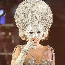 Ce soir, j'ai convi l'une des femmes les plus riches du monde, pas pour le cadeau, je doute que nos gots correspondent, mais pour le symbole, et je l'avoue pour voir les diams rutiler en vrai...