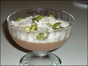Flan libanais : pistaches, amandes, pignons, cannelle, amidon de mas, carvi, anis. Mlangez et cuisez jusqu' l'paisseur d'une bchamel. Faites refroidir et servez saupoudr de coco rp.