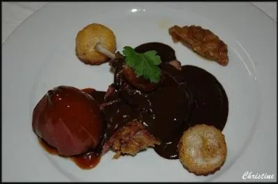 Les canetons  la Duclair. Ils sont cuits  la broche ou bien rtis. Accompagnez-les d'une farce compose d'chalote, beurre, pices  votre got. Que faut-il ajouter  cette pommade ?