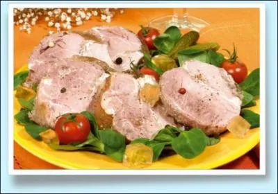 Frictionn de sel, fourr d'ail, dor dans la graisse, cuit  l'touffe, il se mange froid. Accompagnez-le de pommes de terre  la sarladaise et d'une salade  l'huile de noix.