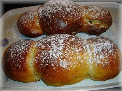 Accompagn d'une tasse de chocolat chaud, vous aimerez ce pain brioch habituellement donn aux enfants, le matin de Nol. Typique, dans le nord de la France.