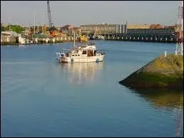 Quel fleuve, aprs un parcours franais long de 46 km, baigne la ville de Dixmude avant de se jeter dans la mer du Nord  Nieuport ?