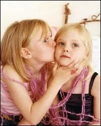 Combien d'annes sparent Dakota et sa soeur Elle ?