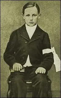 Rimbaud est une comte.  21 ans il a tout crit, tout dit et on s'tonne devant l'insondable mystre de sa posie si sublime qui laisse  genoux ses admirateurs. Son oeuvre comme son parcours est ?