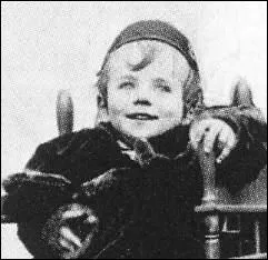 Oublions un peu quelques ides racistes chez Cline et penchons nous sur son Voyage au bout de la nuit. Outre le thme dominant du voyage quels autres thmes centraux retrouve-t-on ?