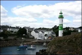 Nous sommes  prsent dans le Port de Dolan, qui fait partie de la commune de Clohars-Carnot, dont les habitants se nomment les ...