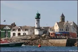 Quittons le continent pour nous rendre sur l'Ile de Sein, o les habitants portent le nom de ...