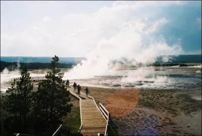 Le parc national du Yellowstone est...