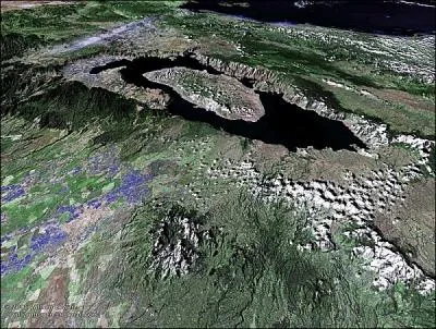 Un super volcan comme Toba (situ au milieu de la partie nord de l'le indonsienne) prsente une caractristique, laquelle ?