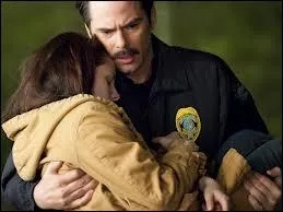 Combien de fois, Charlie dit-il  joyeux anniversaire   Bella dans le film ?