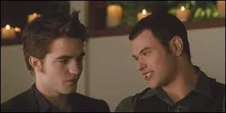 Aprs qu'Alice ait dit  Bella  Je l'ai trouv dans ton sac , que dit Emmett  Edward ?