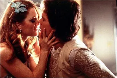 Sensuelle, elle embrasse Mark Wahlberg dans ce film de Paul Thomas Anderson :