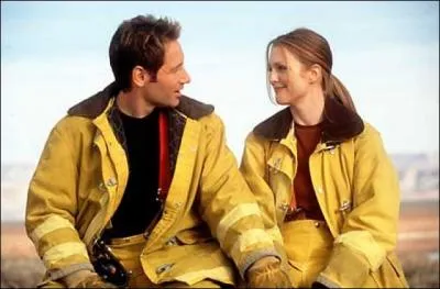 Maladroite, elle joue une scientifique dans l'arme amricaine au ct de David Duchovny :