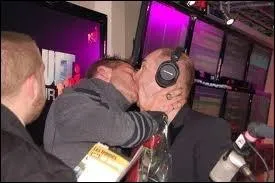 Avec quel animateur radio Keen'v se dit-il qu'il est devenu  gay  ?