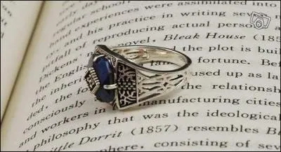 A qui appartient cette bague ?