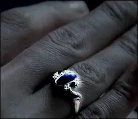 A qui appartient cette bague ?