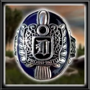 A qui appartient cette bague ?