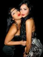 Qui est cette  meilleure amie  posant avec Nabilla sur la photo ?