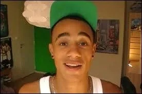 Comment s'appelle ce podcasteur-chanteur ?