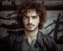 Qui est ce beau brun qui a co-pr�sent� le  12 infos  ?